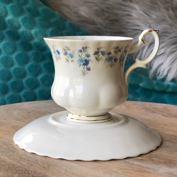 Royal Albert ‘Memory Lane’ teacup & saucer set - Picture 7 of 13